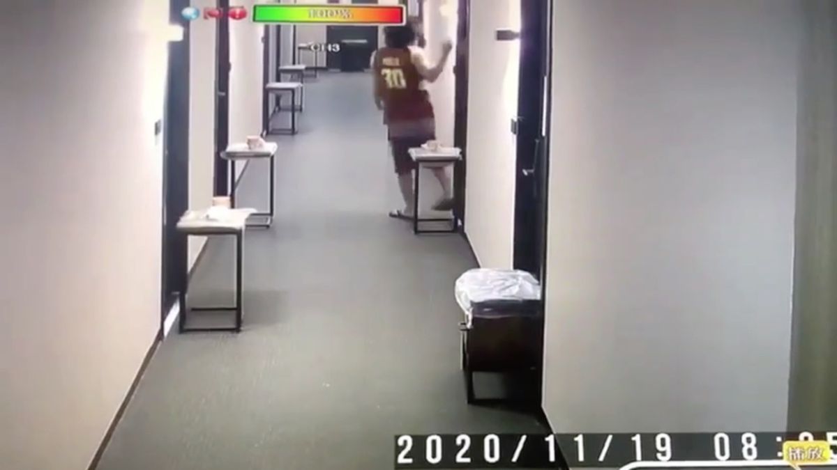 ▲防疫旅館錄影監視器畫面，居家檢疫對象違規步出房間。（圖／高雄衛生局提供）