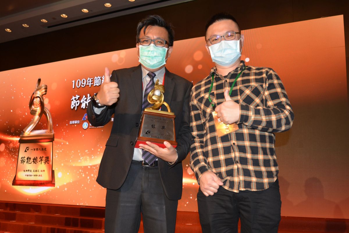 ▲左為遠百花蓮店黃友誠店長出席獲頒節能標竿銀獎，右為花蓮店優秀同仁。（圖／資料照片）