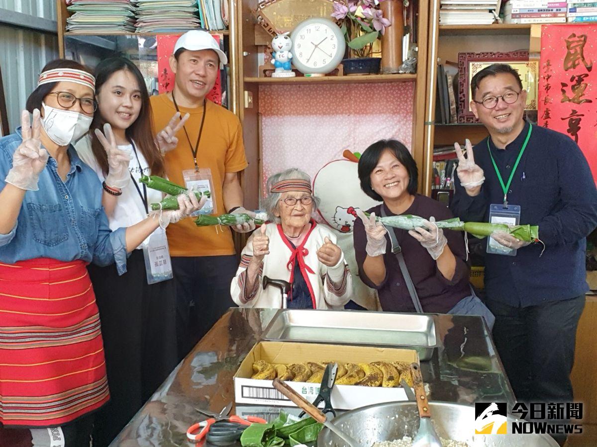 ▲和平泰雅4部落串聯推廣部落觀光，各祭旅遊亮點，南勢部落耆老出動教做香蕉飯，美味讓人驚艷。（圖／記者金武鳳攝，2020,12.7)
