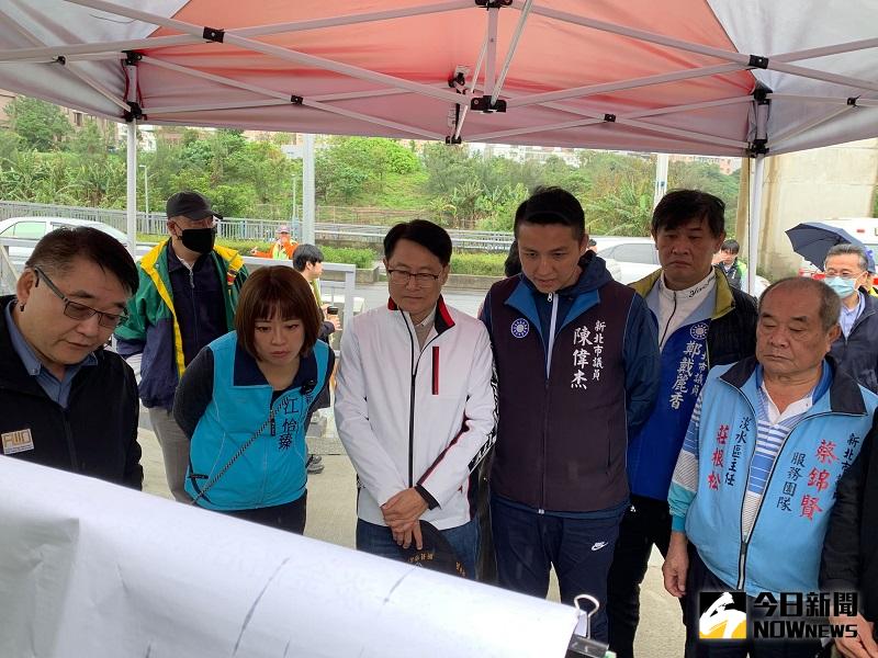 ▲新北市副市長陳純敬7日前往剛完工的淡海輕軌人行道程視察。(圖/記者康子仁攝)