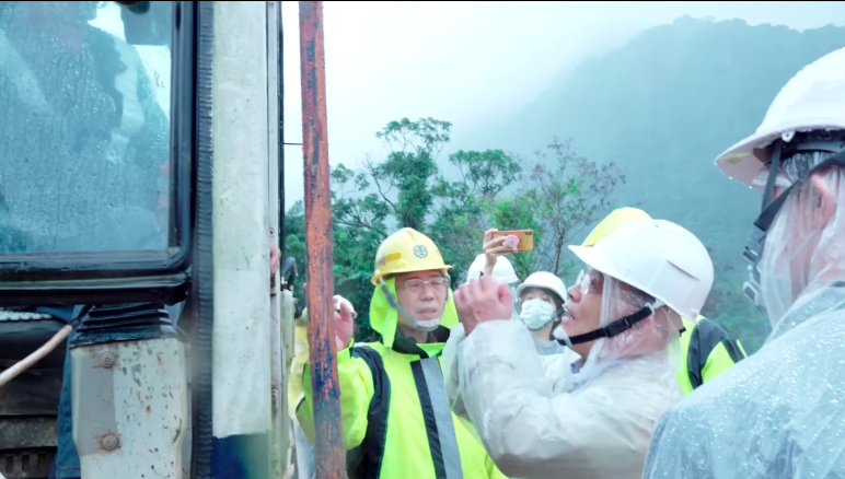 ▲行政院長蘇貞昌7日一早與交通部長林佳龍前往台鐵坍方搶修路段向工程人員致謝。（圖／擷取自蘇貞昌臉書）