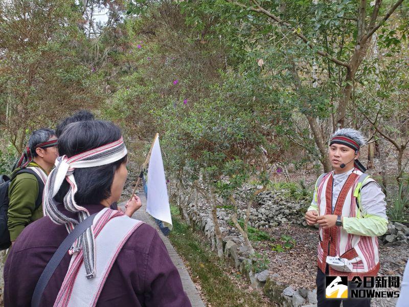 ▲後疫國旅新亮點─松鶴部落獵人體驗營「泰好玩」，部落青年黃志祥導覽部落自然生態。（圖／記者金武鳳攝，2020.12.7)