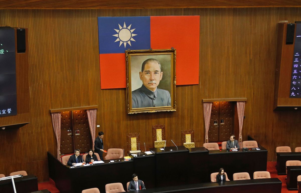 ▲近年有關修改憲政體制的討論，包括廢除考試、監察兩院，將五權變為三權體制。圖為立法院內的孫中山肖像。（圖／美聯社／達志影像）