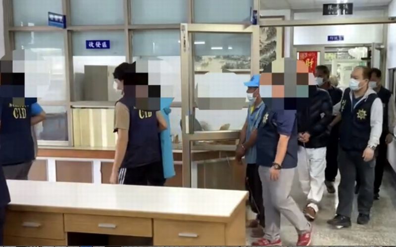▲萬巒鄉萬德路一戶民宅前,因土地糾紛雙方大打出手,共有6人現場鬥毆,隨後親屬到場拉開,推擠中黃男父親後腦撞擊地面倒地送醫不治,警方將6人依失致死、傷害、妨害秩序罪嫌,依現行犯逮捕移送。(圖/記者黃正忠翻攝,