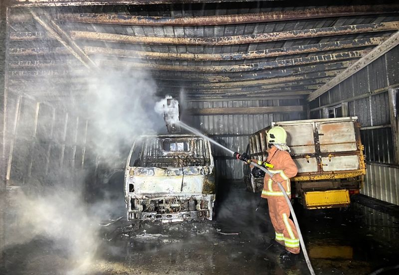 澎湖馬公市公所行道樹停車棚火警　焚毀３輛貨車
