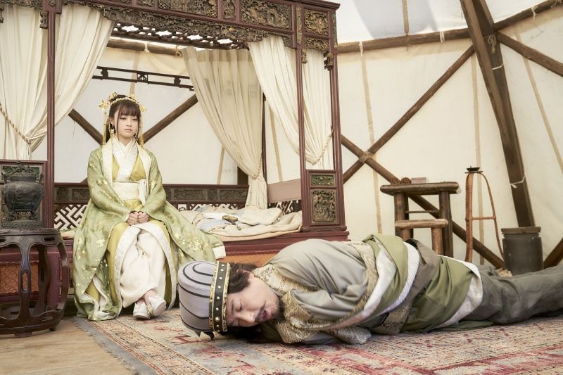 ▲▼橋本環奈(上圖左,下圖)片中是名悍妻。(圖/車庫娛樂)