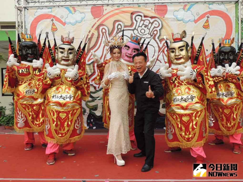 ▲嘉義縣每年太子文化季都吸引無數人潮湧入首度將到水上鄉，縣長翁章梁賣力宣傳和代言人「糖糖」一起歡迎大家相逗陣。（圖／記者任禮清攝 2020.12.07）
