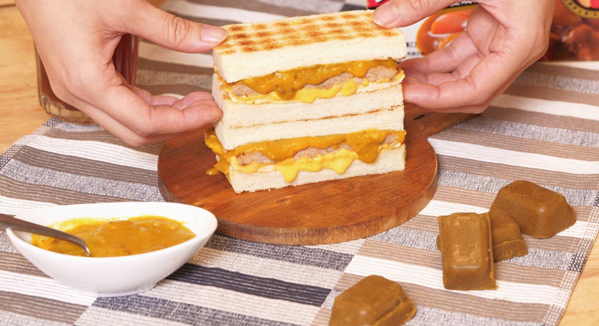 ▲台北人氣早餐店宣布與知名日本咖哩品牌合作，今（7）日起至20日限定推出「咖哩豬肉蛋起司」三明治。（圖／業者提供）