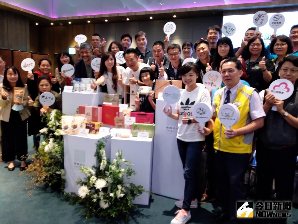 ▲嘉義縣政府首次參展台北國際食品展搶先曝光即將參展的高品質農特產品，縣長翁章梁率領 18 家「嘉義優鮮」在地優質農廠商及設計舞蹈挑戰贈送禮品包。（圖／記者任禮清攝 2020.12.07）