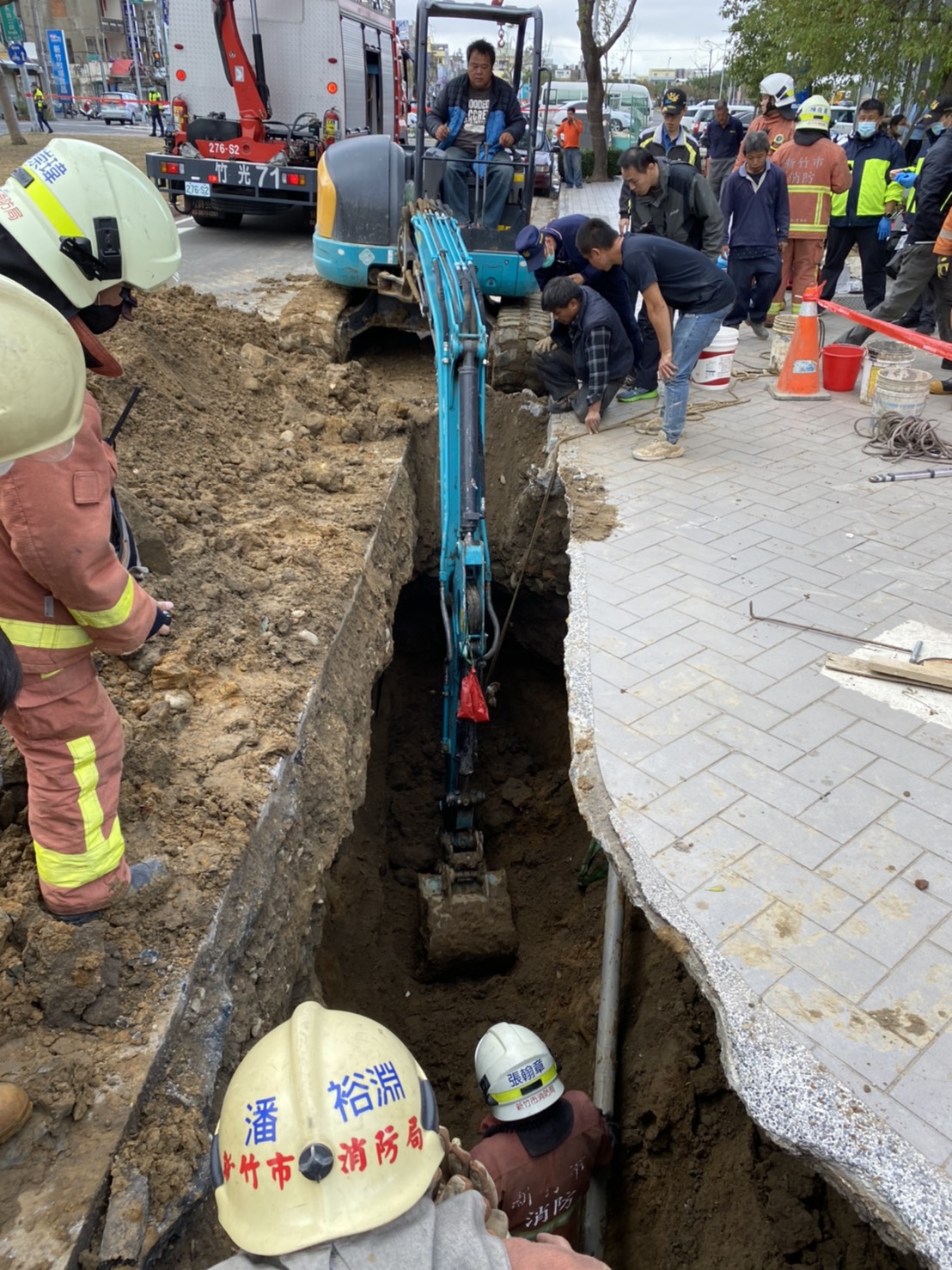 ▲新竹市東大路今日下午發生一起工安意外，一名施工人員疑似在施做下水道工程時，被一旁坍塌的土石掩埋，消防人員全力搶救中。(圖/記者金祐妤攝,109.12.7）