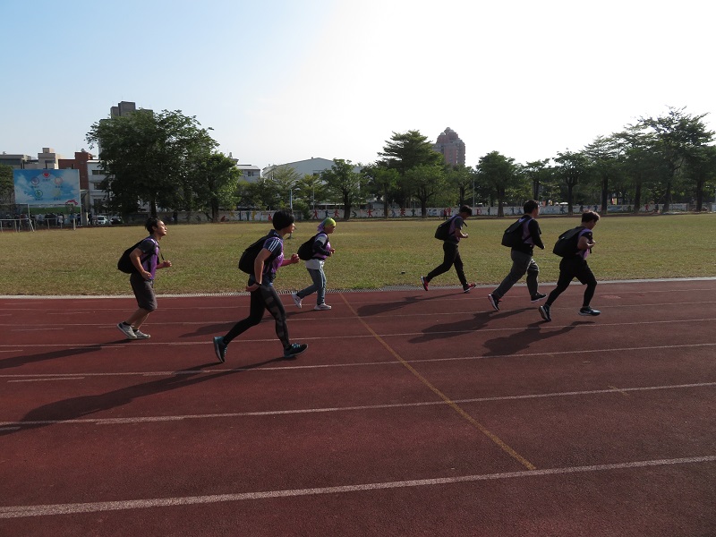 ▲考生須在9分30秒內，背負20公斤砂包跑走1千公尺的負重跑走測考。(圖／林管處提供）
