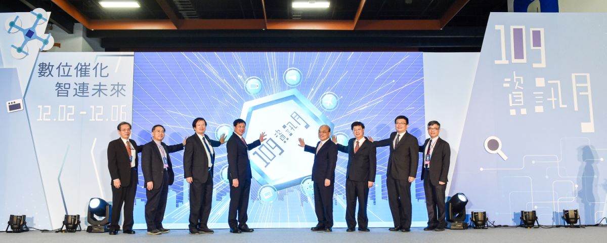 ▲行政院長蘇貞昌（2）日出席109年資訊月開幕典禮時表示，疫情的衝擊下，資訊月不僅順利於台北開幕，之後更一路巡迴至高雄，這是產業、政府乃至全民共同努力下的成果，在未來，期盼大家繼續攜手，讓台灣愈來愈美麗、愈來愈有力。（圖／資料照片）