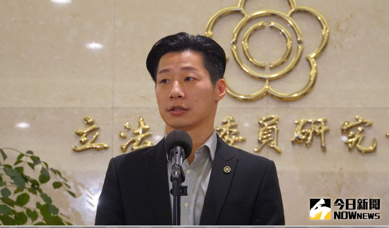 ▲艋舺青山宮遶境鞭炮惹民怨!萬華區立委林昶佐出面致歉。(圖/記者呂炯昌攝.2020.12.07)