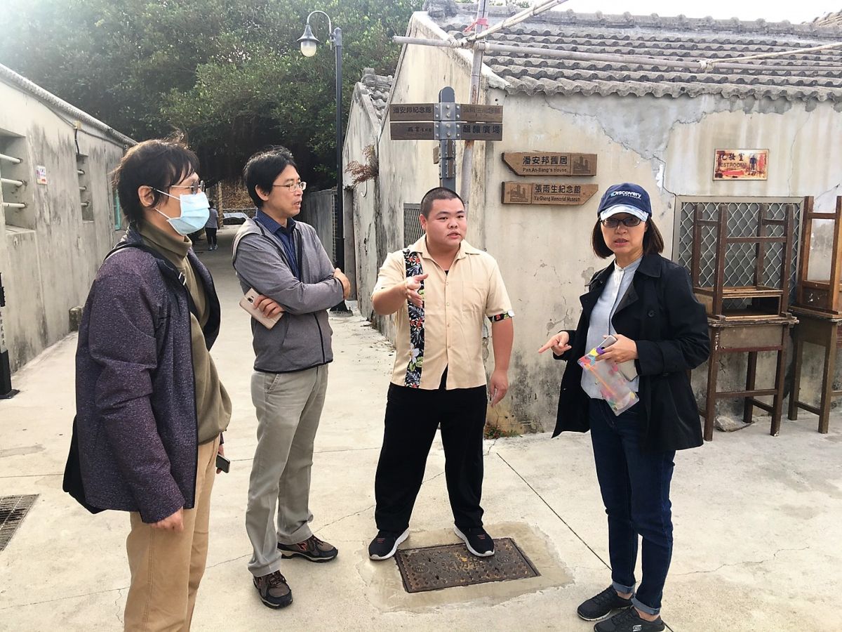 ▲澎湖縣政府旅遊處長陳美齡關心篤行十村營運問題，沐聯構公司李經理表示目前該公司正進行重整中。（圖／澎湖縣政府提供）