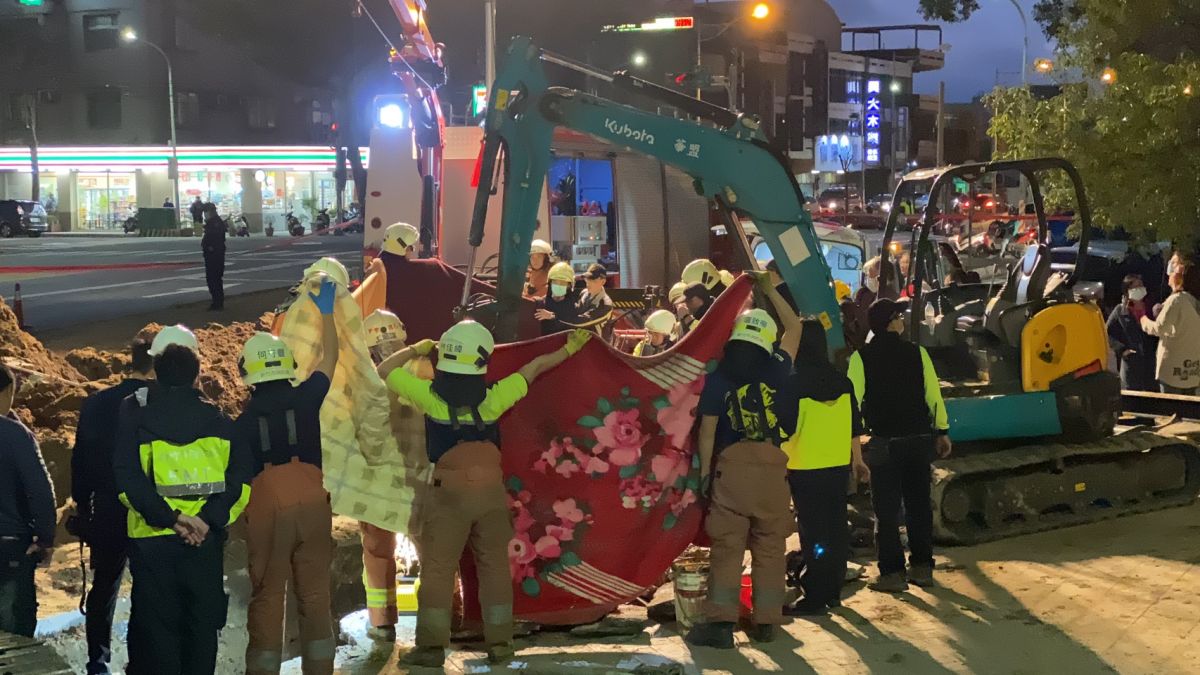 ▲新竹市東大路今日下午發生一起工安意外，一名施工人員在施做下水道工程時，被坍塌的土石掩埋，經過3個小時的開挖，順利尋獲，但已無生命跡象。(圖/記者金祐妤攝,109.12.7）