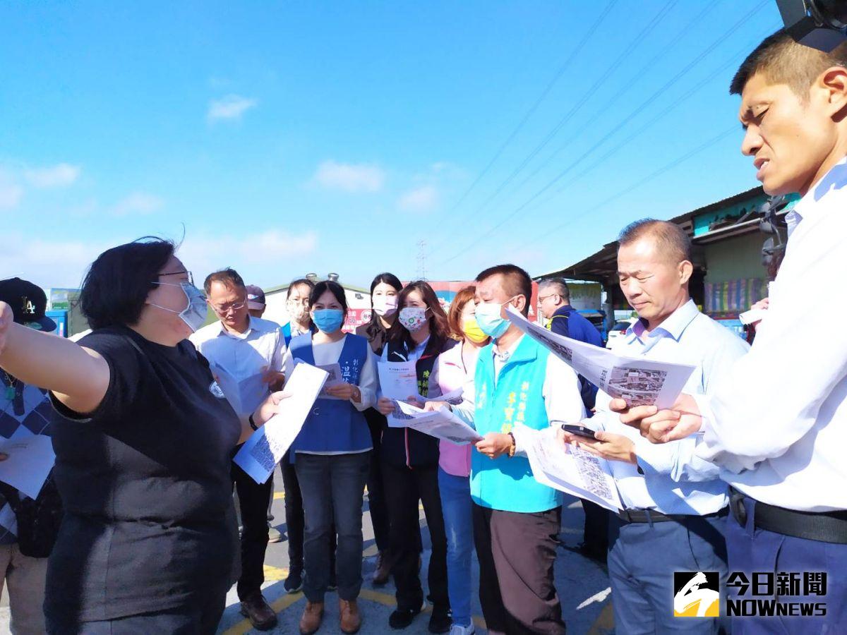 ▲彰化縣議員温芝樺等人邀請相關權責單位會勘，希望能改善現場果菜市場交通用路環境。（圖／記者葉靜美攝，2020.12.07）