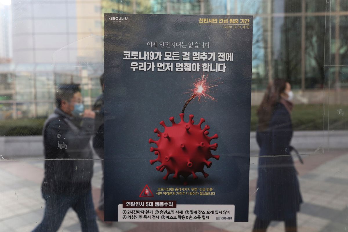 ▲韓國近期爆發秋冬季節的第三波新型冠狀病毒疫情。首爾市統計，自從10月防疫措施放寬，單日新增病例飆高13倍。（圖／美聯社／達志影像）