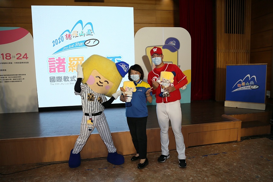 ▲黃敏惠市長與勇媽娃娃吉祥物、代言人劉崇聖。(圖／嘉義市政府提供）