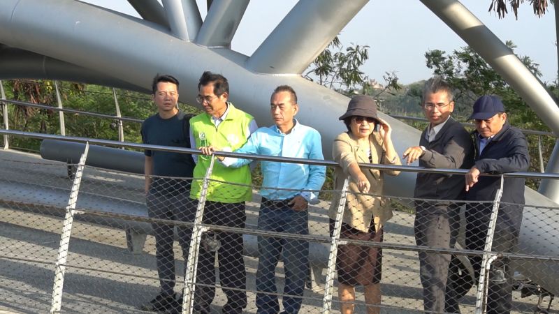 ▲女兒橋至運動公園段高灘地的觀光潛力,蘇治芬將打造完整的水岸空間。(圖/記者蘇榮泉攝,2020.12.07)