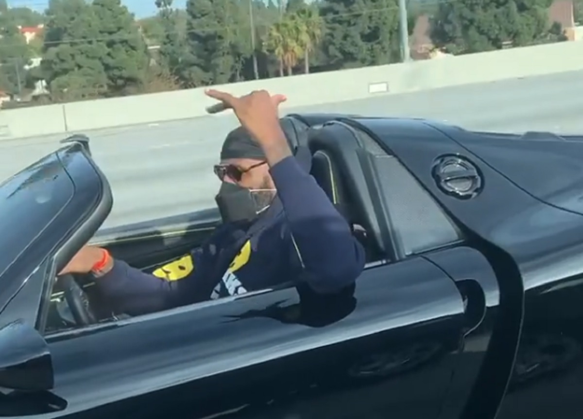 ▲LeBron James開保時捷918 Spyder在高速公路上奔馳著。（圖／翻攝自e30alex99 IG）