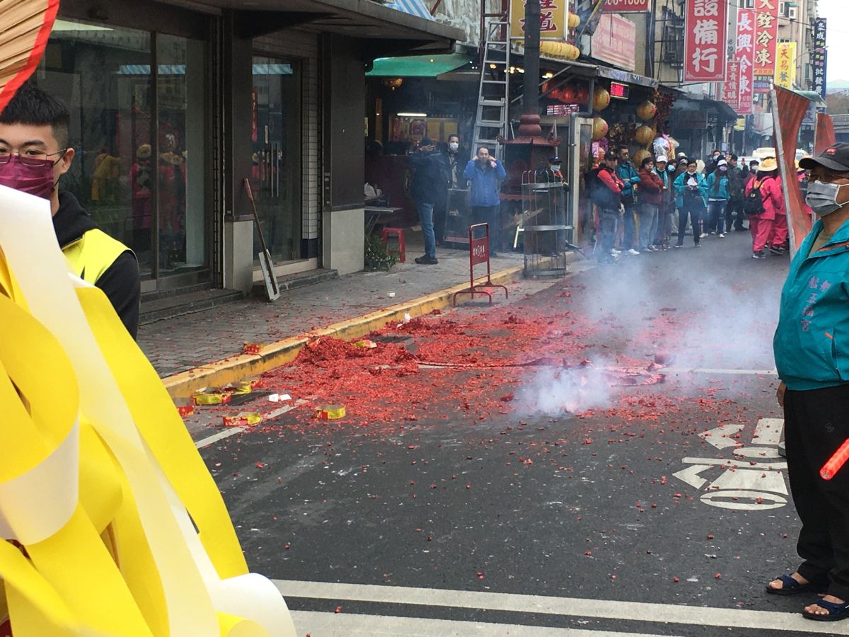 ▲艋舺青山宮舉辦遶境活動，卻因連放3天3夜的鞭炮、煙火，引發民怨。對此，青山宮昨（7）晚也在臉書以「105字」道歉了。（圖／記者黃彥昇攝）
