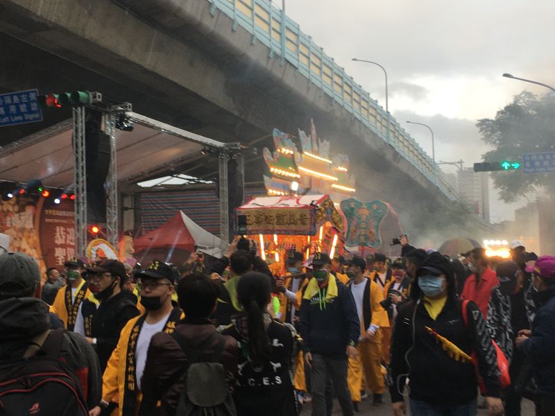 ▲艋舺青山宮舉辦遶境活動，卻也因為連放3天3夜的鞭炮、煙火，引起許多民眾不滿，PTT上幾乎都是青山宮的抱怨文。（圖／記者黃彥昇）