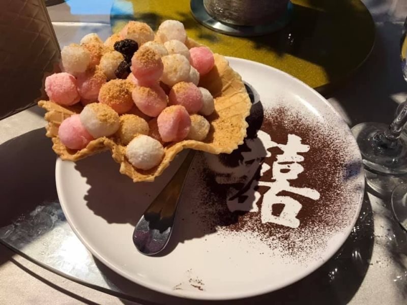 ▲網友紛紛點名「炸湯圓」是喜宴菜色的精髓。(圖/翻攝爆廢公社二館)