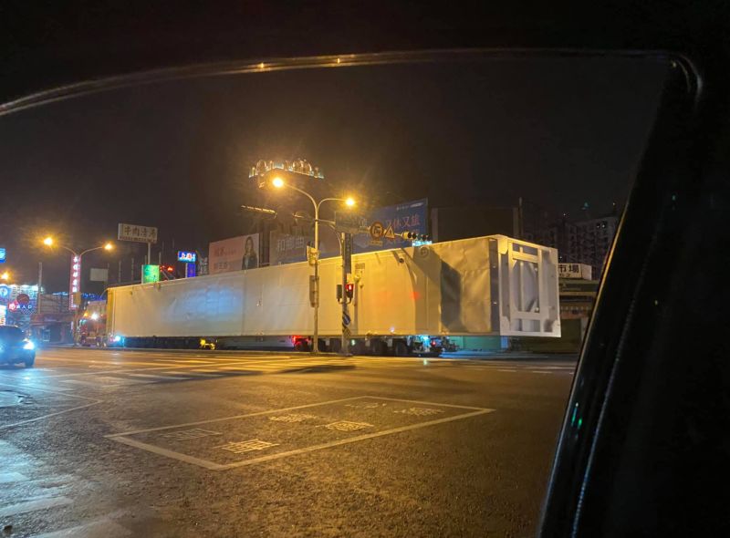 台南凌晨出現「神秘白色貨櫃」！全長破50公尺　民眾驚呆
