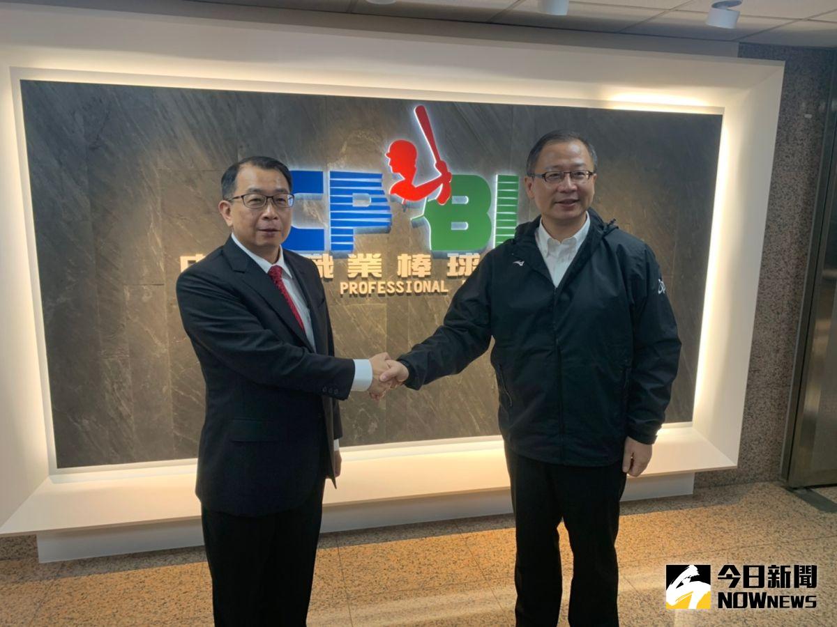 ▲體育署長張少熙與會長吳志揚合影。（圖／中職提供）