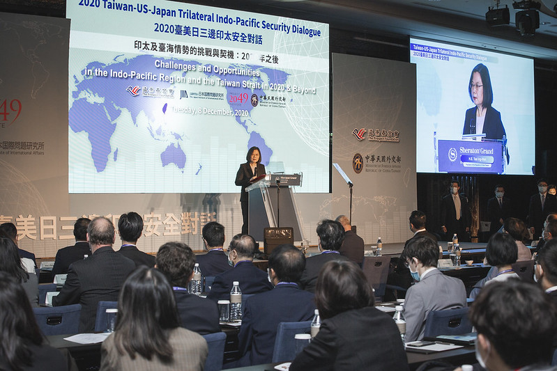 ▲蔡英文8日出席「台美日三邊印太安全對話」開幕典禮時表示，期盼持續強化台美日三邊夥伴關係，共同攜手因應區域及全球挑戰。（圖／總統府提供）