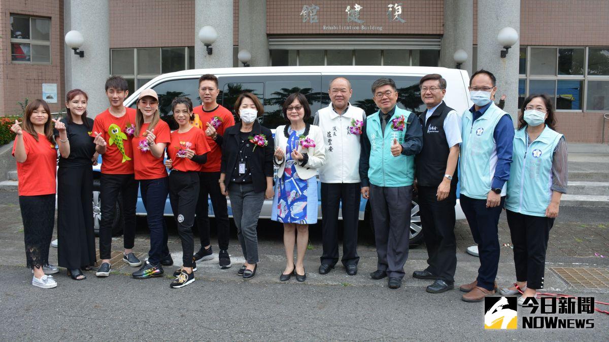 ▲嘉特學校與來賓一起揭開、啟用復康巴士紅綵。（圖／記者郭政隆攝影2020.12.8）