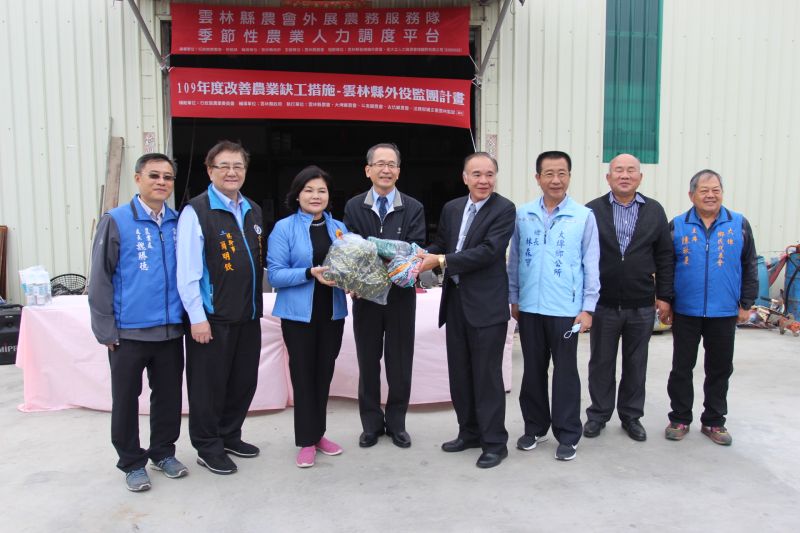▲雲林監獄外監作業協助農務缺工需求,雲縣長張麗善等前往關心並贈送遮陽帽和手套。(圖/記者簡勇鵬攝,2020.12.08)