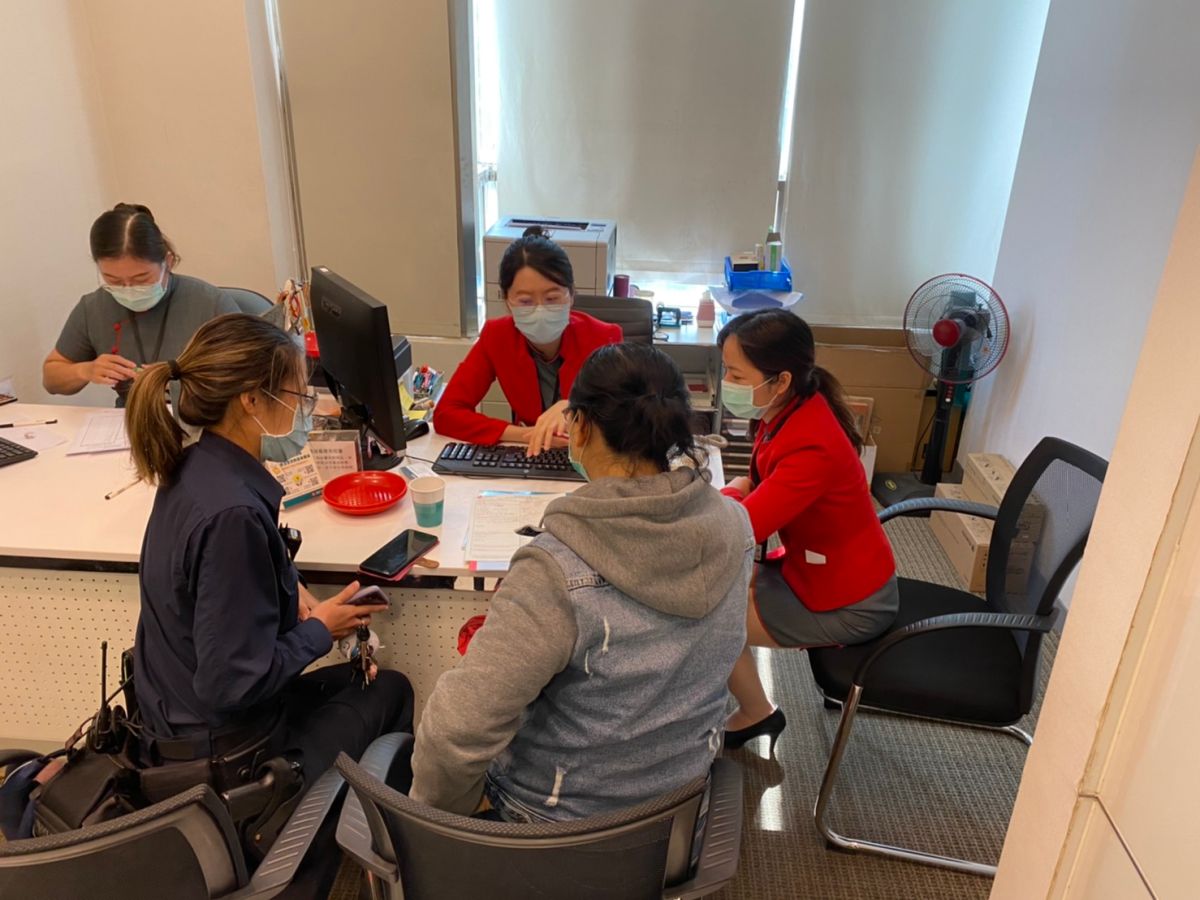 ▲彰化王姓女子在女警及行員分析勸說下，打消匯款給素未謀面澳洲籍男網友的念頭。（圖／警方提供）