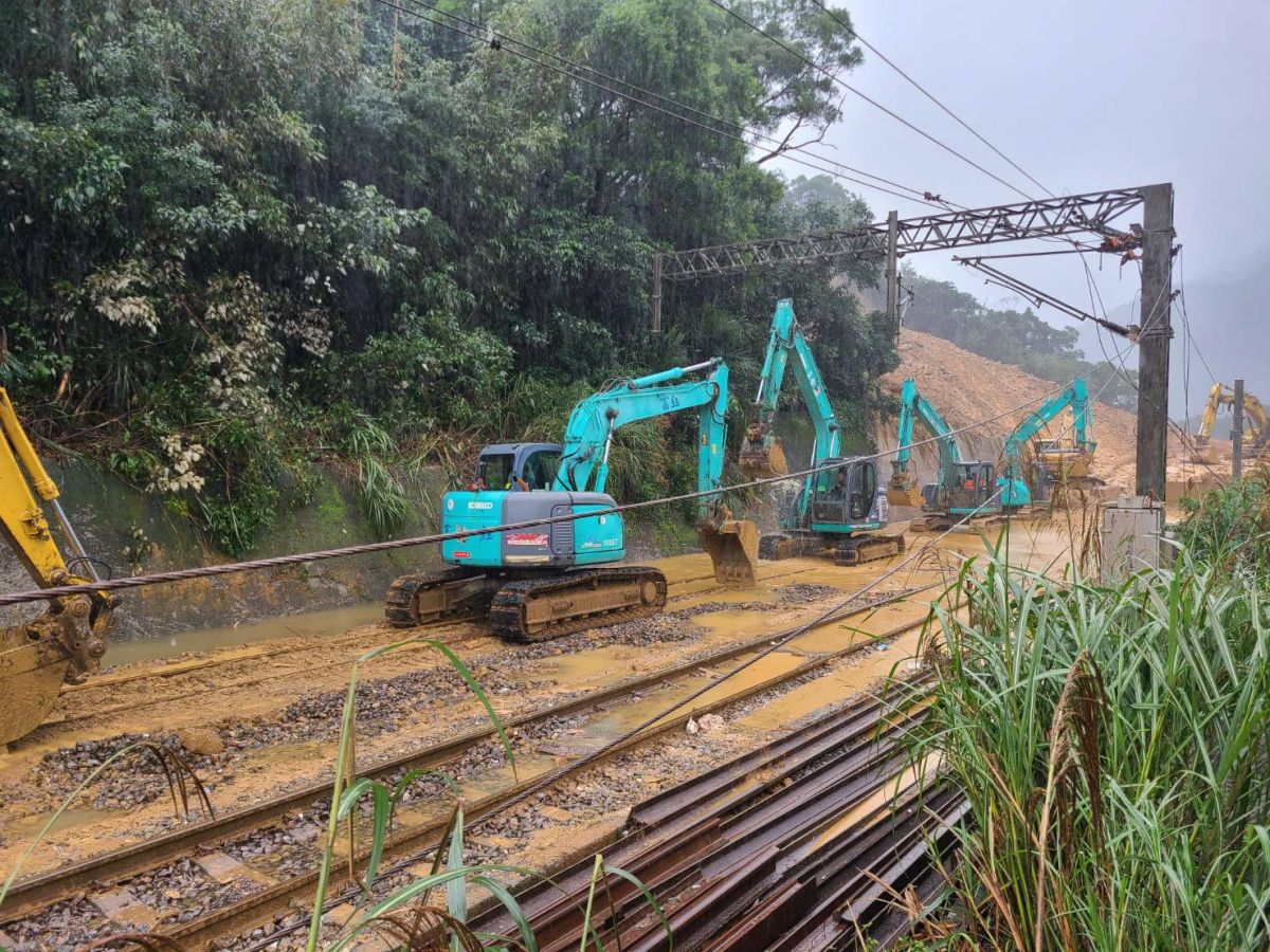 ▲台鐵持續搶修瑞芳猴硐段，根據台鐵今（ 8 ）日最新進度，目前已完成第一台階 76 根鋼軌樁施作工程，上方邊坡趨於穩定，沒有大規模滑落情形。（圖／台鐵）