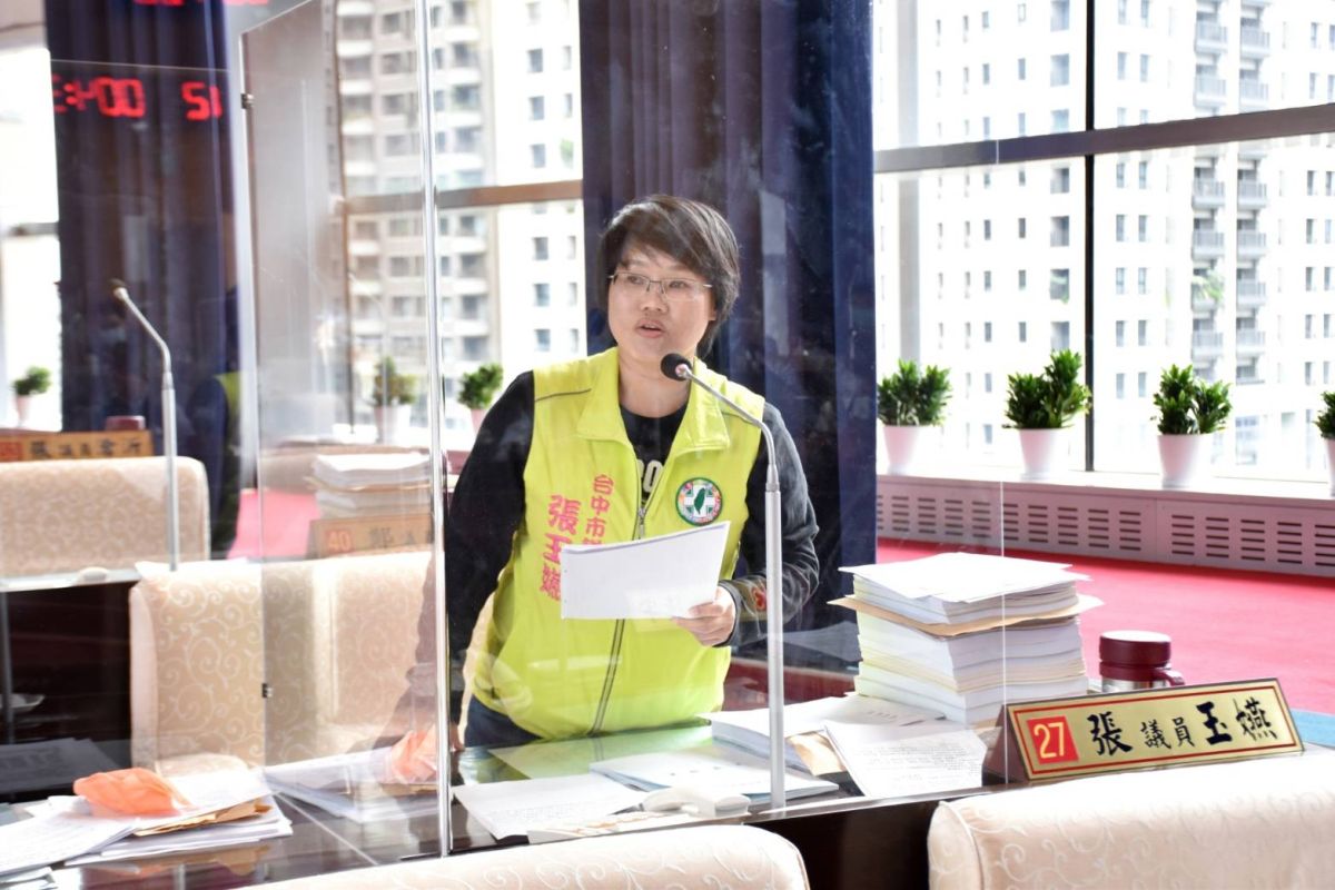 ▲議員張玉嬿表示，交通局明年起採「市民限定」政策，竟然一塊錢都沒省，卻編列30億補貼公車業者。(圖／柳榮俊攝2020.12.8)