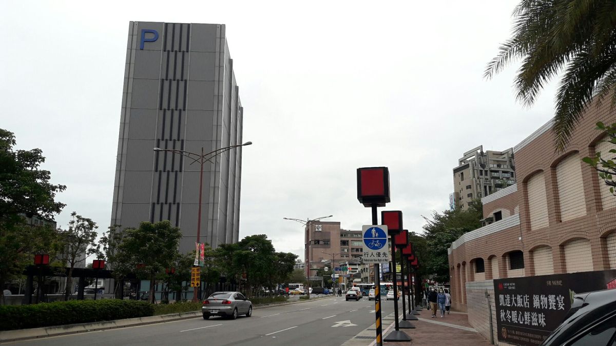 ▲市區礙於腹地較小，社區較會有停車塔或機械車位等設計。（圖／NOWnews資料照片）