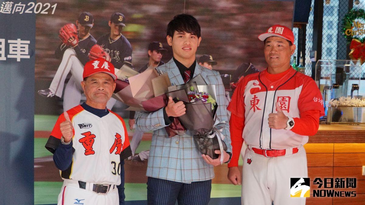 ▲張奕(中)和兩位恩師——重慶國中劉明光教練(左)及東園國小賴敏男教練(右)合影。（圖／黃建霖攝）