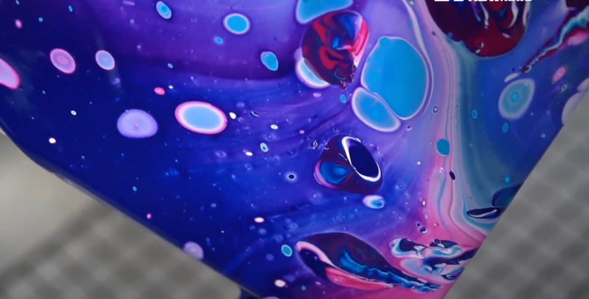 ▲任何人都能做出獨一無二的流體畫。（圖｜翻攝自影片）