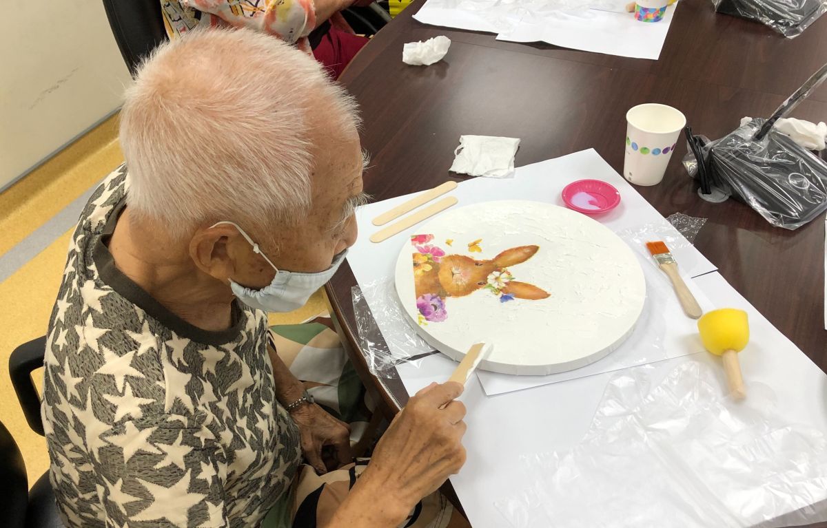 ▲阿慧姨的先生參與奇美醫學中心辦理的紓壓活動-玩色畫布鐘。（圖／記者林怡孜攝，2020,12,08）