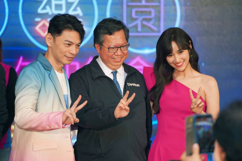 ▲阿Ken(左起)、桃園市長鄭文燦、Sandy同台合照。(圖/年代提供)