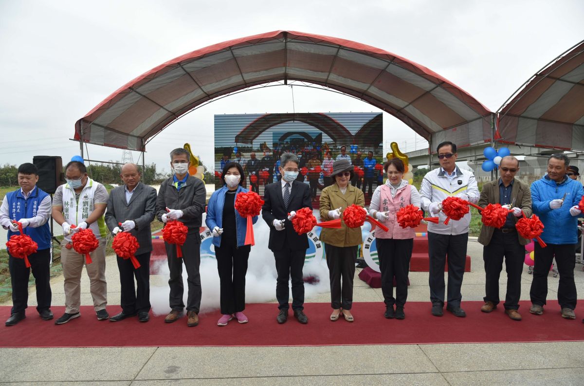 ▲客子厝滯洪池完工剪綵儀式象徵滯洪池順利竣工。（圖／記者蘇榮泉攝）