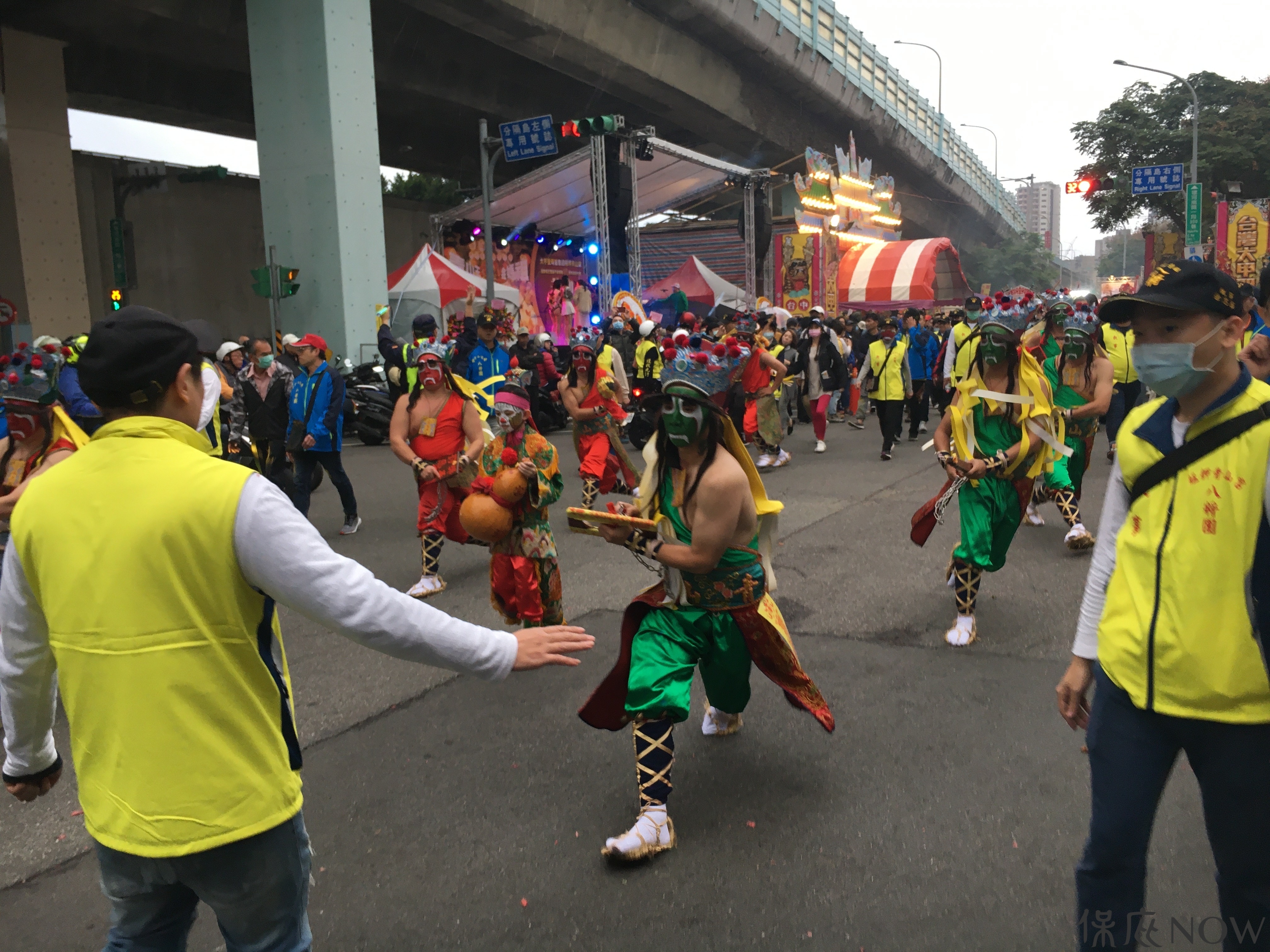 青山八將行經路口會「路祭」。（圖／記者黃彥昇攝）