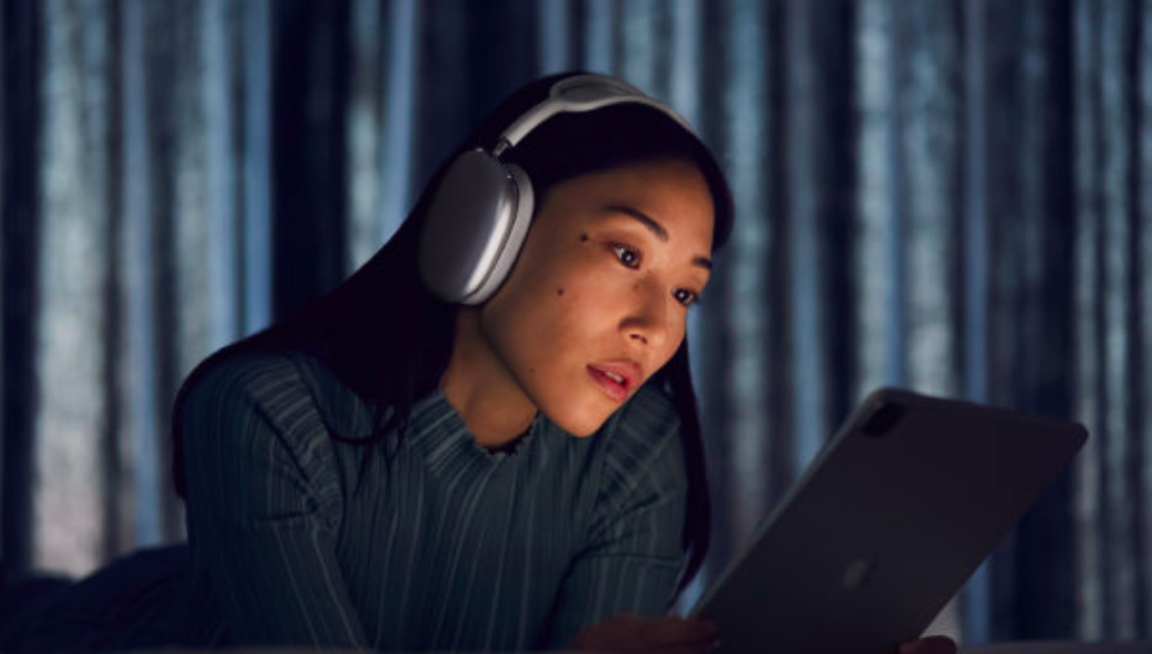 ▲AirPods Max耳機如果死當如何自救？國外有網友建議放進冷凍庫30分鐘可恢復正常，經過外媒測試竟有效，但只是暫時恢復，用沒多久又再度出現狀況。（圖／翻攝蘋果官網）