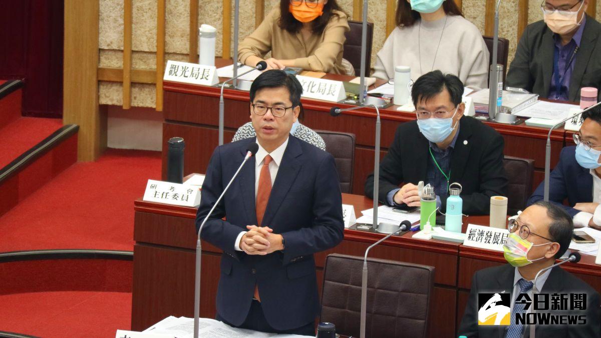 ▲昨（8）日晚間高雄市區瀰漫燃燒異味，高雄市長陳其邁表示，要請台南市長能夠追究責任，平息眾怒。（圖／記者鄭婷襄攝）