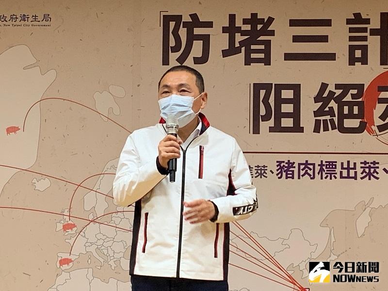 ▲侯友宜9日在市政會議和參加活動時，兩度疾言厲色，點名涉及館長槍擊案的竹聯幫寶和會。(圖/記者康子仁攝)