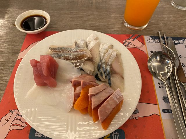 ▲一名網友去吃buffet吃到飽,吃了一大輪後卻苦惱自己有沒有回本。(圖/翻攝PTT)