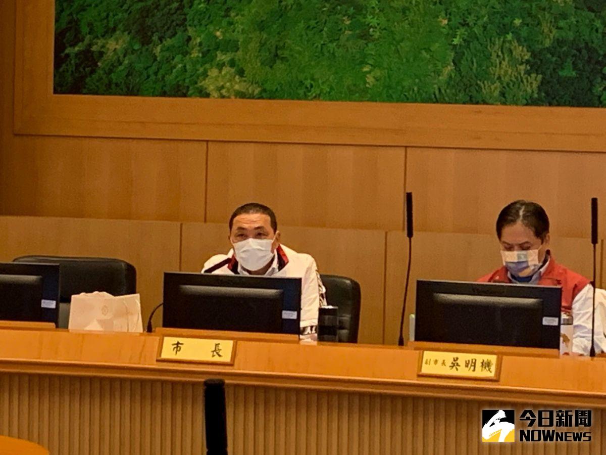 ▲侯友宜9日呼籲中央，應強制要求移工居家檢疫完成後，繼續在防疫旅館或移工防疫宿舍等地自主管理7日，確認沒有症狀後才可以上工。(圖/記者康子仁攝)