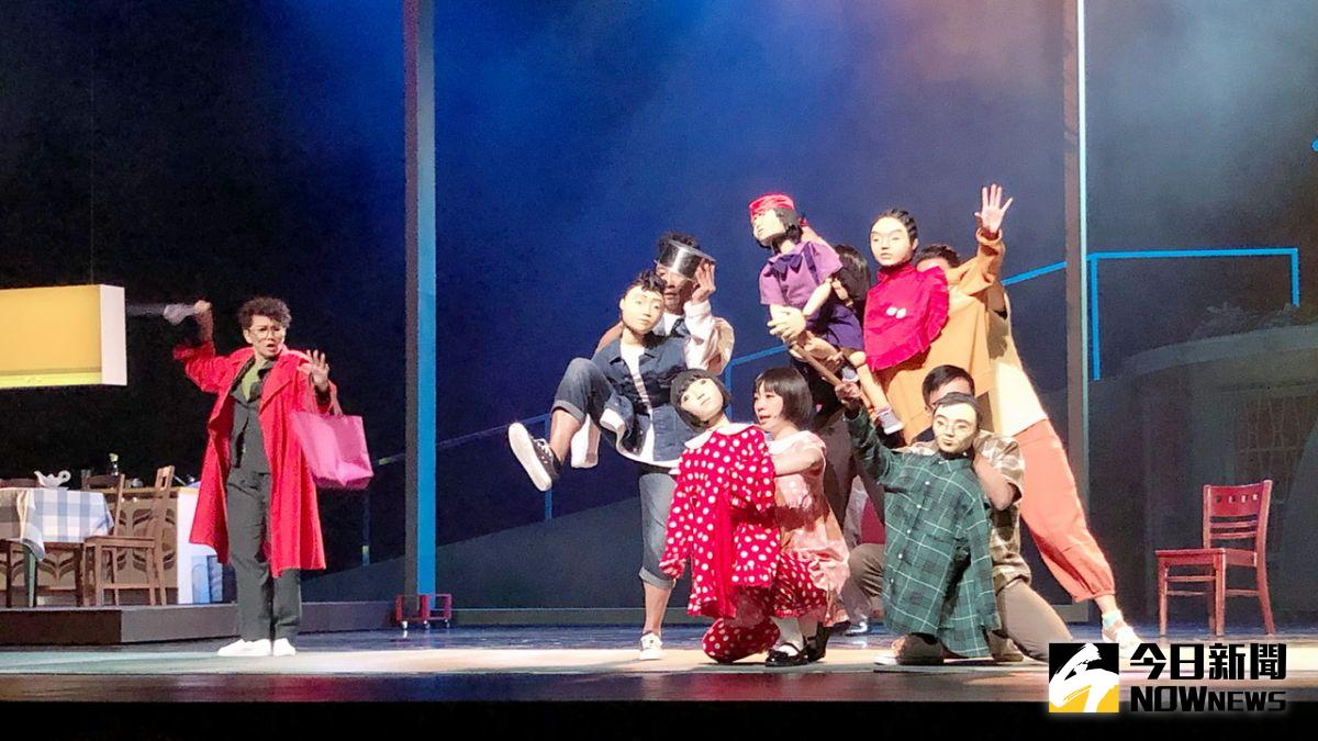 ▲ 為完美呈現眾多角色與寫實幻境交疊的劇情，邀集9位不同世代的表演者，搭配5個人偶串演32個角色。（圖／記者陳美嘉攝，2020.12.08）