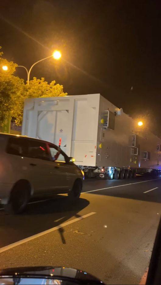 ▲台南有台「神秘貨櫃車」凌晨行經中華北路，後方緊跟著一台銀色廂型車。（圖/翻攝自《台南爆料公社-台南最大社團》）