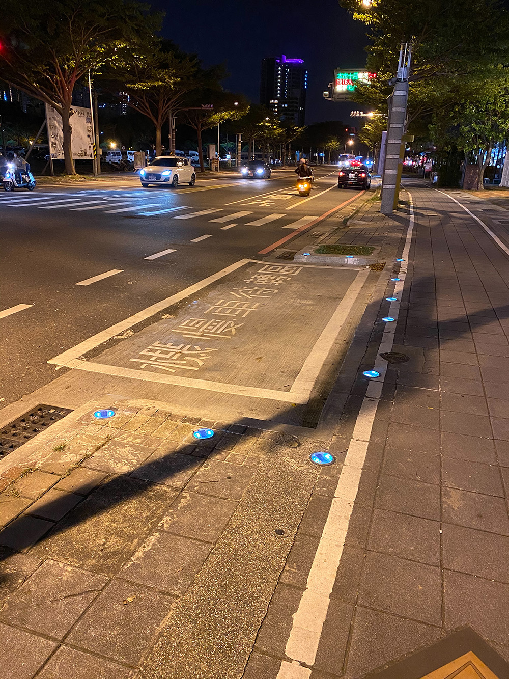 ▲圖為安平區慶平路與安億路口機車待轉區夜間警示圖。（圖／台南市政府提供）